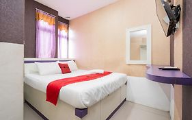 RedDoorz Plus near Stasiun Bekasi